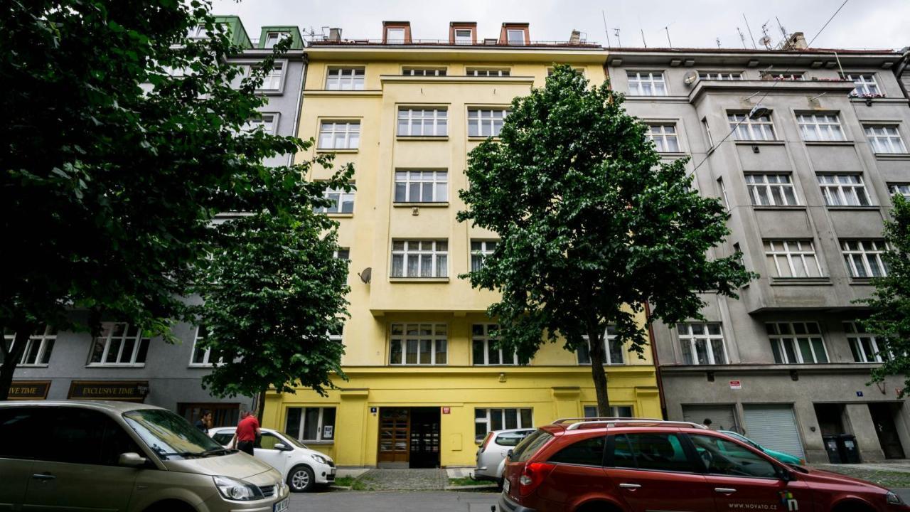 Flying Bed Apartment Close To Prague Castle And Airport Exterior photo