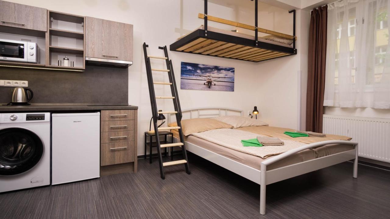 Flying Bed Apartment Close To Prague Castle And Airport Room photo